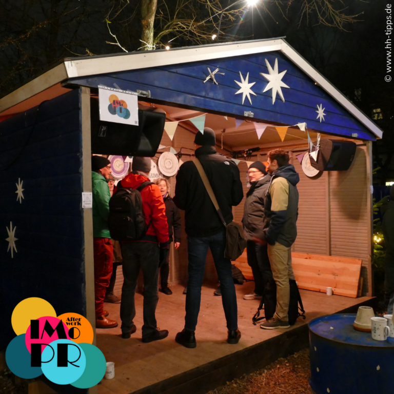 Afterwork Impro auf dem Weihnachtsmarkt an der Apostelkirche: Spielfreude, Glühwein und gute Laune auf dem schönsten Weihnachtsmarkt in Eimsbüttel. An zwei Abenden im Dezember hatten Besucher und Besucherinnen in zwanzig Minuten Sessions die Gelegenheit, Improtheater selbst kennenzulernen und zu erleben, wie viel Spaß es macht mitzumachen. Auf dem Bild sieht man eine Gruppe Improspielender in einer blauen weihnachtlich dekorierten Weihnachtsmarktbude. Mit Afterwork Impro in den Feierabend starten, entdecke Improvisationstheater an coolen Orten! Afterwork Impro aus Hamburg veranstaltet Business- und Freizeit-Workshops mit den Methoden des Improtheaters.