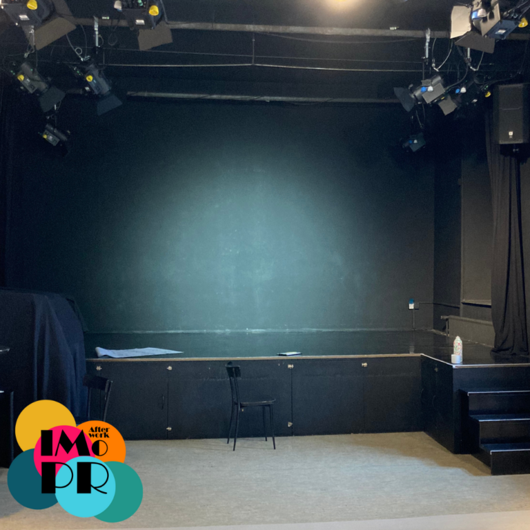 Nach vielen erfolgreichen Workshops kommt Afterwork Impro am 21. November 2025 nach Berlin: Teilnehmende erwartet im Prenzlauer Berg jede Menge Spaß, Erlebnisse und Insights. Auf dem Bild blickt man auf eine in schwarz gehaltene Improtheater-Bühne, welche über eine rechts im Bild sichtbare Treppe betreten werden kann. Im Vordergrund des Bildes steht ein schwarzer Stuhl. Mit Afterwork Impro in den Feierabend starten, entdecke Improvisationstheater an besonderen Orten! Afterwork Impro gestaltet Improtheater- und Business-Workshops für Gruppen und Teams, sowie Trainings auf Basis von angewandter Improvisation.