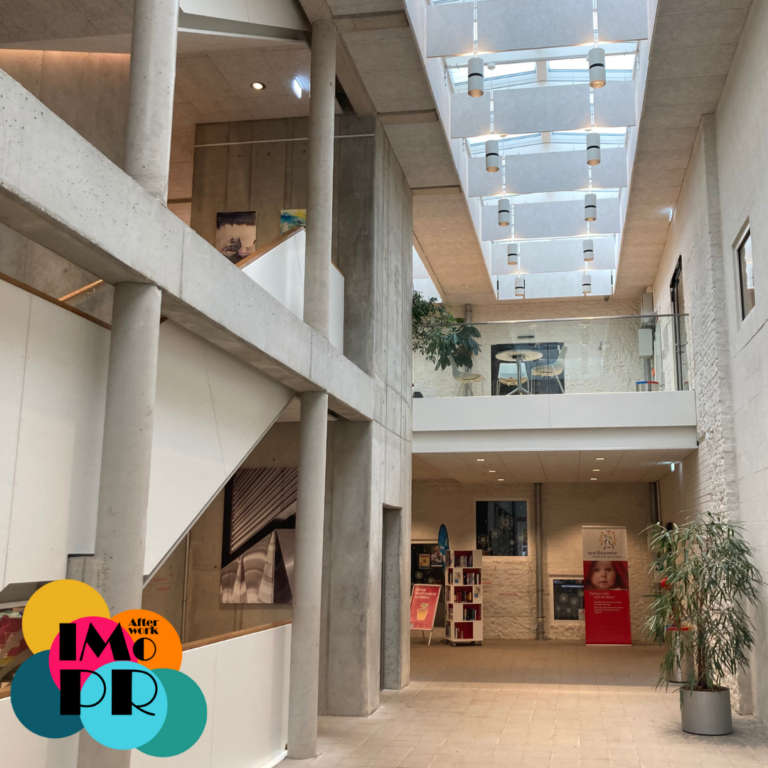 fterwork Impro bietet im Rahmen des Jubiläumsprogramms 125 Jahre Bücherhallen einen Impro-Workshop für Jugendliche und junge Erwachsene an, bei dem Spaß am Spiel und das spontane Entwickeln kurzer Szenen zu eigenen Themen und Ideen im Fokus stehen. Die Teilnehmenden im Bild erlebten aktiv, wie Impro-Theater positiv auf das Teamgefüge und die Kommunikation in der Gruppe einwirkt sowie Kreativität, Veränderungskompetenz und Innovationskraft stärkt. Afterwork Impro aus Hamburg veranstaltet Business- und Freizeit-Workshops mit den Methoden des Improtheaters.