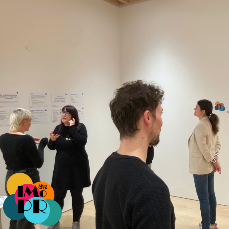 Afterwork Impro Business Workshop in Hamburg: ein kurzer Workshop-Impuls zum Thema ‚Veränderung und Angewandte Improvisation‘ in Hamburg Ottensen. Mit Methoden und Praxisübungen aus dem Impro-Theater erlebten unsere Teilnehmenden aktiv, wie sie Veränderung gestalten und selber positiv beeinflussen können. Im Bild stehen mehrere in Zweierübungen vertiefte Teilnehmende vor einer Wand mit Lehrmaterial-Aushängen und erproben Veränderungskompetenz. Mit Afterwork Impro in den Feierabend starten, entdecke Improvisationstheater an coolen Orten! Afterwork Impro aus Hamburg veranstaltet Business- und Freizeit-Workshops mit den Methoden des Improtheaters. afterworkimpro.de/workshops/#b2b