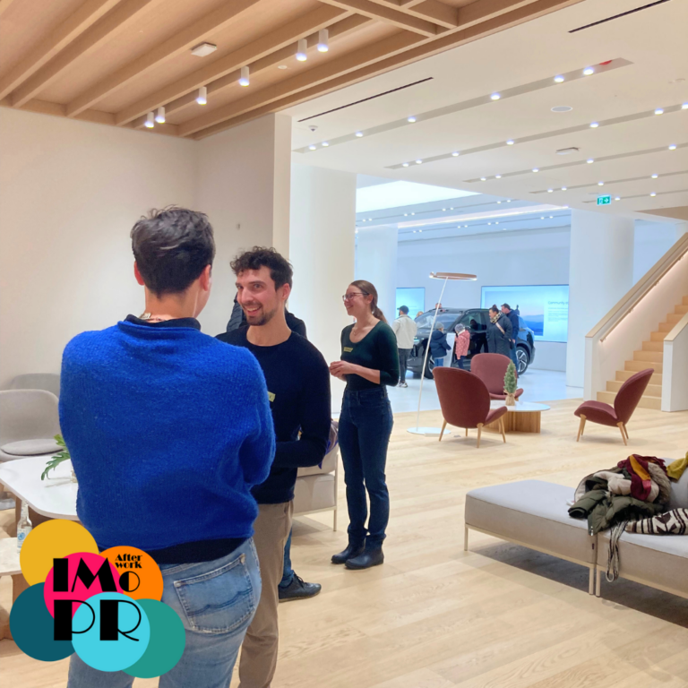 Afterwork Impro mit Kerstin und Andreas im NIO House Hamburg: im November hatten wir die Gelegenheit, einen kurzen Workshop-Impuls zum Thema "Präsenz stärken und authentisch Auftreten" im stylischen NIO-House Hamburg anzubieten. Mit Methoden und Praxisübungen aus dem Impro-Theater erlebten unsere Teilnehmenden aktiv, wie sie ihre Wirkung und Präsenz in Gruppen stärken und selber positiv beeinflussen können. Eine Innenansicht des NIO House Hamburg: vorne stehen Teilnehmende des Businessworkshops bei Übungen zu Präsenz und Storytelling, im Hintergrund der Showroom mit Besuchern. Mit Afterwork Impro in den Feierabend starten, entdecke Improvisationstheater an coolen Orten! Afterwork Impro aus Hamburg veranstaltet Business- und Freizeit-Workshops mit den Methoden des Improtheaters. afterworkimpro.de/workshops/#b2b