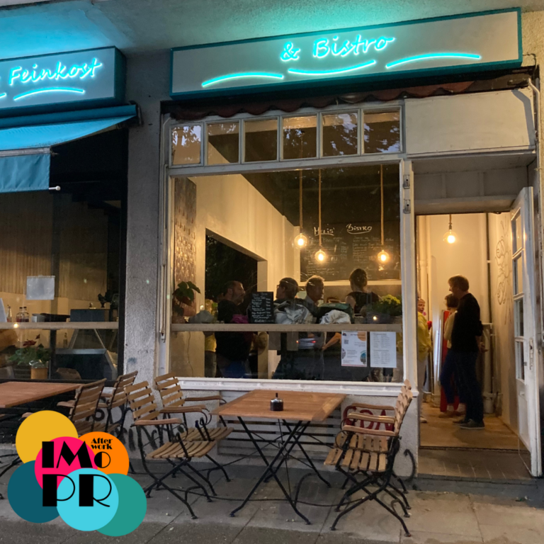 Impro-Opening 2025 in Melis Fisch-Bistro: Wir setzen eine Tradition fort...weil es so schön war, starten wir das Neue Jahr mit Afterwork Impro in Melis Fischbistro in Eimsbüttel. Auf dem Bild sieht man Impro-Spieler durch das mit blauem Neonlicht beleuchtete Schaufenster des Bistros. Wir freuen uns darauf am 05. Februar wieder dort zu Gast sein zu dürfen. Mit Afterwork Impro in den Feierabend starten, entdecke Improvisationstheater an coolen Orten! Afterwork Impro aus Hamburg veranstaltet Business- und Freizeit-Workshops mit den Methoden des Improtheaters.