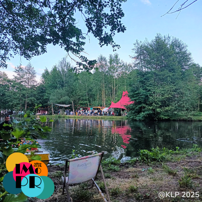 Mitten im bunten Treiben der Kulturellen Landpartie, wo Kunst, Handwerk und Visionen Zuhause sind, lädt Afterwork Impro dich ein, das Spiel des Augenblicks zu entdecken: Improvisationstheater, wie es leibt, lebt und lacht.Erlebe in unseren Workshops selbst, was Improtheater ausmacht: Spontanität, Kreativität, neue Perspektiven und jede Menge Spaß. Auf dem Bild hast du im Vordergrund einen bunten Liegestuhl vor einem Teich, in dessen Hintergrund das bunte Treiben der Kulturellen Landpartie herrscht. Mit Afterwork Impro in den Feierabend starten, entdecke Improvisationstheater an coolen Orten! Afterwork Impro aus Hamburg veranstaltet Business- und Freizeit-Workshops mit den Methoden des Improtheaters.