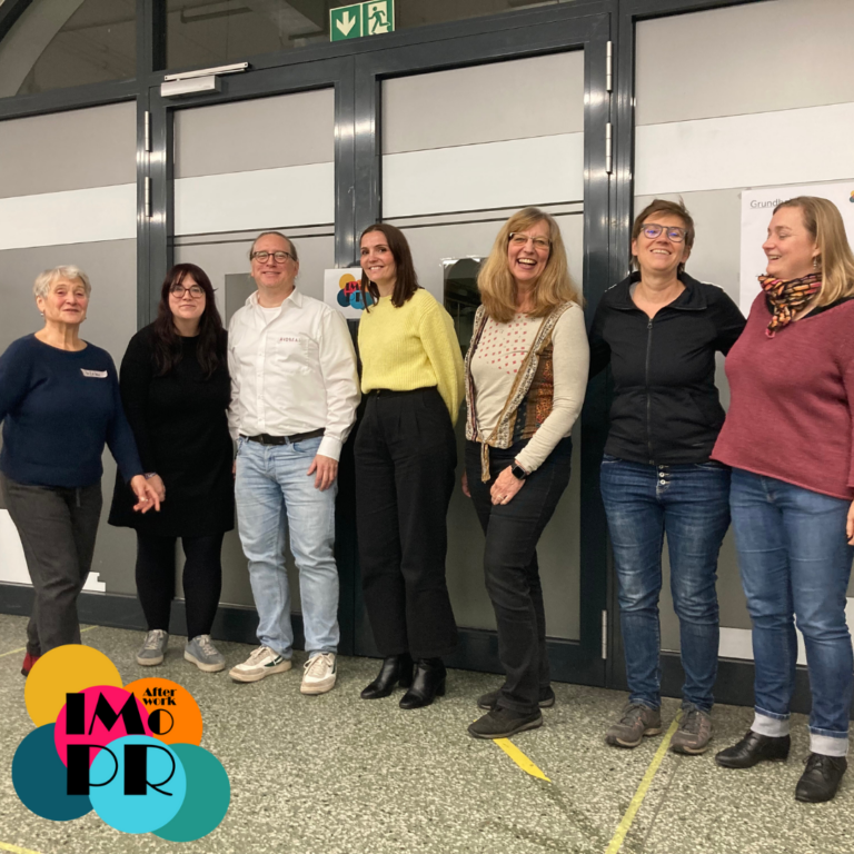 Afterwork Impro mit Kerstin und Andreas in der Zentralbibliothek Hamburg: im November 2024 haben wir einen Kommunikations-Workshop für die Bücherhallen Medienboten zum Thema ‚Gesprächstaktiken für schwierige Situationen im Ehrenamt‘ gestaltet. Innere Haltung, Flexibilität, Veränderungsbereitschaft, Zuhören, Schlagfertigkeit – all das verbindet Improtheater mit gelingender Kommunikation. Dargestellt ist ein Gruppenbild mit Teilnehmenden und den Trainer*innen Kerstin und Andreas vor der Zwischentür zum Flohmarkt der Zentralbibliothek. Mit Afterwork Impro in den Feierabend starten, entdecke Improvisationstheater an coolen Orten! Afterwork Impro aus Hamburg veranstaltet Business- und Freizeit-Workshops mit den Methoden des Improtheaters. afterworkimpro.de/workshops/#b2b