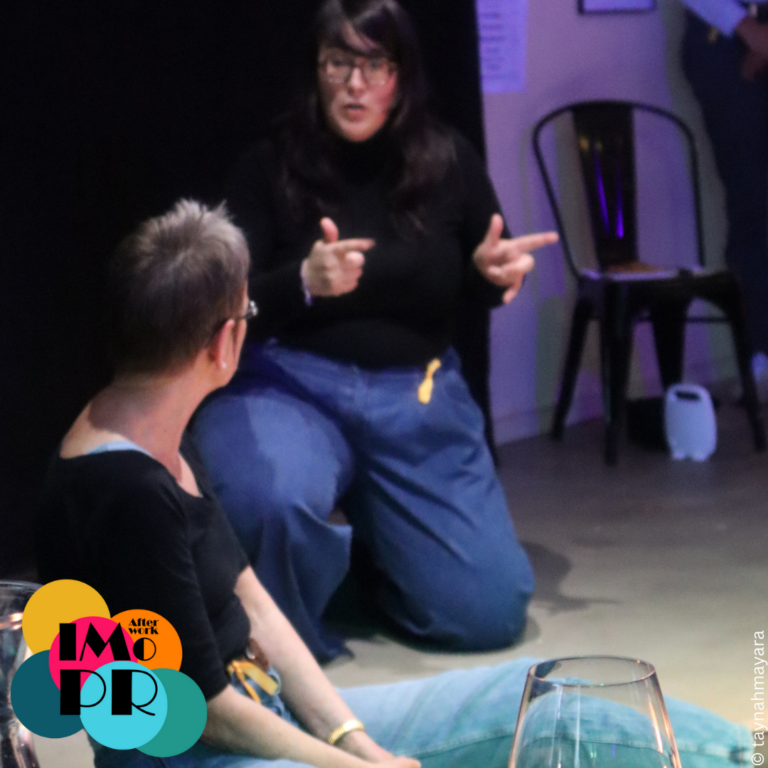 Die Afterwork Impro Allstars haben gezeigt, was entsteht, wenn Spielende aus unterschiedlichen Ensembles für einen Abend zusammenkommen: Ein einmaliges Zusammenspiel, das es so noch nie gab – und so auch nie wieder geben wird. Anfang Mai ging die Afterwork Impro Allstars Show in die zweite Runde – in Niendorf im wunderbaren The Village. Es war eine rasante Improtheater-Show mit Games, Comedy und jeder Menge Spaß! Auf dem Bild siehst du zwei Spielerinnen in einem spielerischen Schlagabtausch - eine sitzt und die andere hockt. Mit Afterwork Impro in den Feierabend starten, entdecke Improvisationstheater an coolen Orten! Afterwork Impro aus Hamburg veranstaltet Business- und Freizeit-Workshops mit den Methoden des Improtheaters.