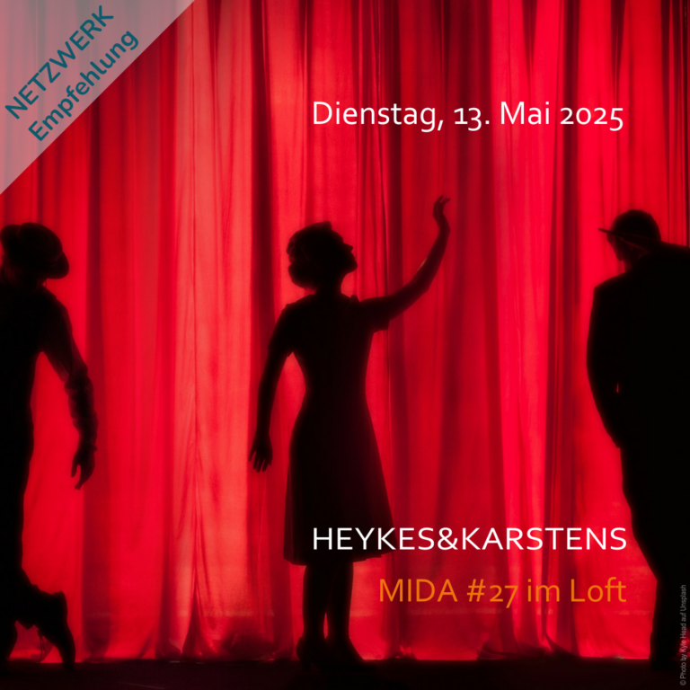 Afterwork Impro Netzwerk-Empfehlung: Heykes&Karstens MIDA #27 im Loft. Im Mai 2025 werden die erfahrenen H&K Berater Dr. Andreas Volland und Frank von Spee einen MIDA-Netzwerkabend gestalten zum Thema 'Flexibel, mutig, spontan – was Improvisationstheater uns über Veränderung lehrt'. Auf dem Bild sind drei Schauspielende als Schattenfiguren vor einem leuchtend roten Vorhang dargestellt (Foto von Kyle Head auf Unsplash). Afterwork Impro aus Hamburg veranstaltet Business- und Freizeit-Workshops mit den Methoden des Improtheaters und angewandter Improvisation. afterworkimpro.de/workshops/#b2b